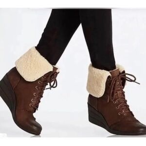 UGG Zea Chocolate Brown Wedge Ankle Shearling Boots Size 7